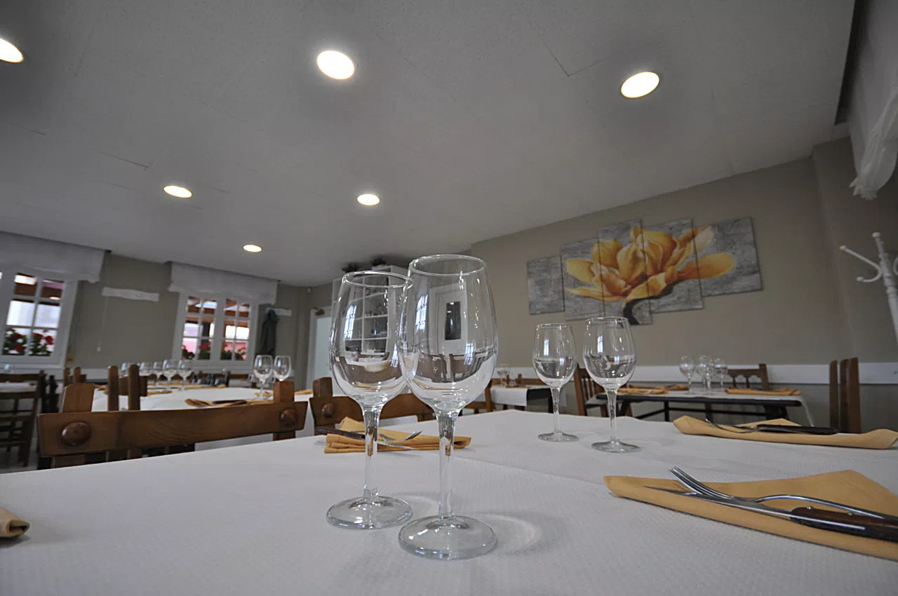 UN ALOJAMIENTO SENCILLO Y PR&Aacute;CTICO.&nbsp;&nbsp;El edificio que antiguamente tuvo un uso como cochera se ha transformado en un confortable hotel rural que puede albergar a un total de 22 personas. Cuenta con 8 amplias habitaciones dobles y dos triples, todas ellas c