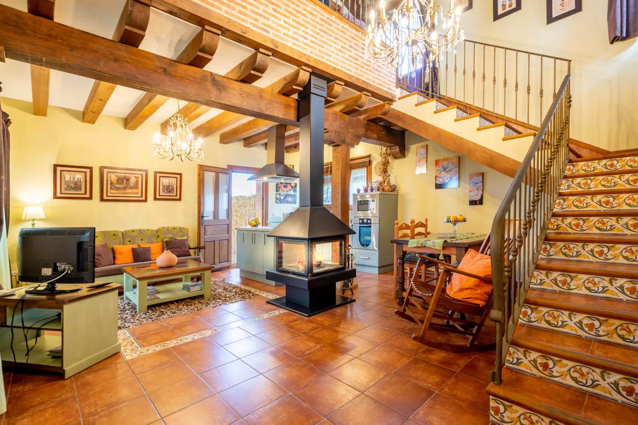 Salón comedor con chimenea de A Toca II