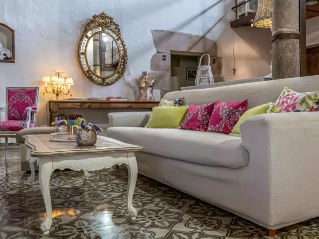 sof&aacute; del sal&oacute;n comun de este hotel boutique con encanto 