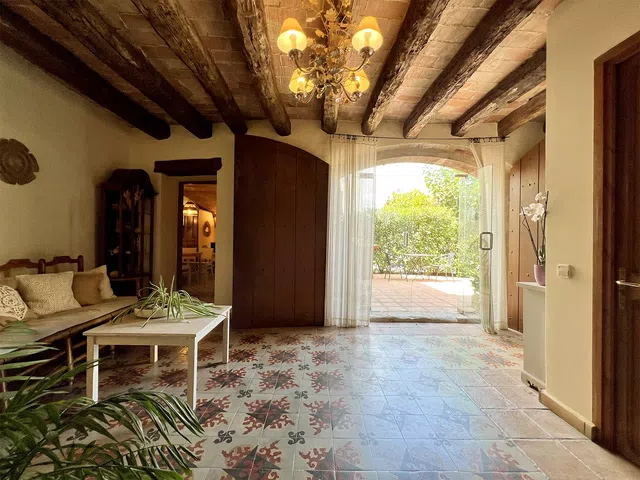 patio de Can Bayre con mesita rodeado de plantas y detalles decorativos