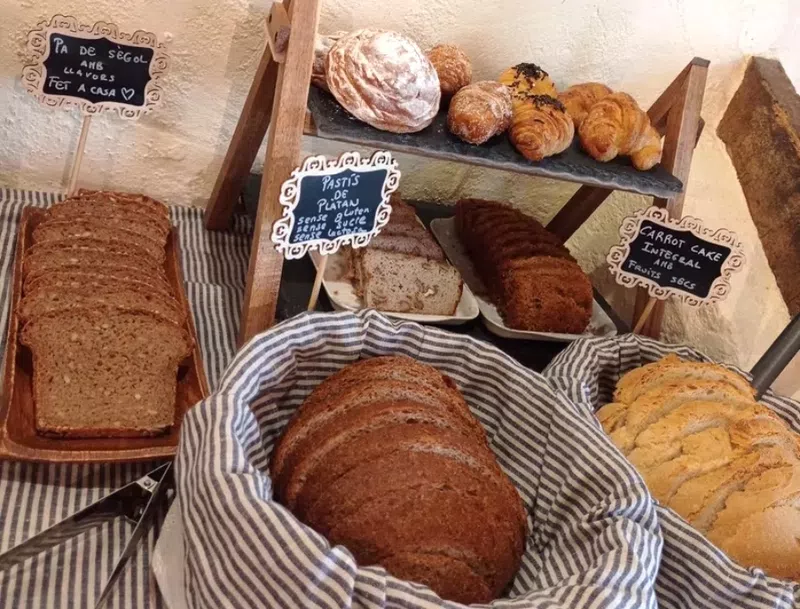 bizcochos y bolleria artesanal desayuno Can Bayre