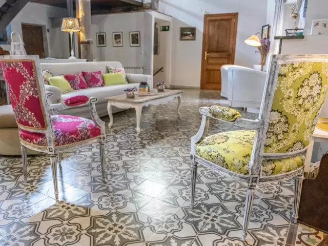 zona de Can Bayre tipo sal&oacute;n de t&eacute; con sillones estilo Palacio Real
